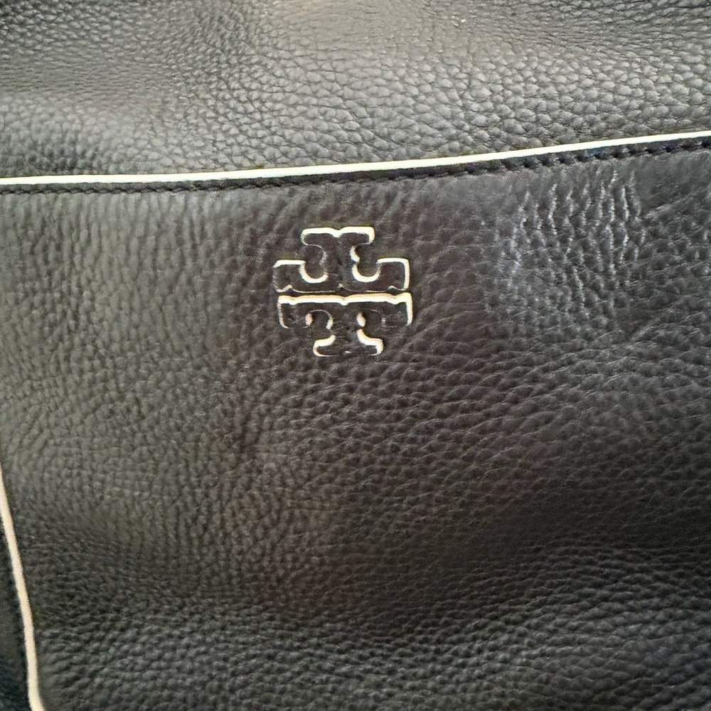Tory Burch Berkeley Hobo Black Pebbled Leather White Trim Shoulder Bag - Picture 4 of 10